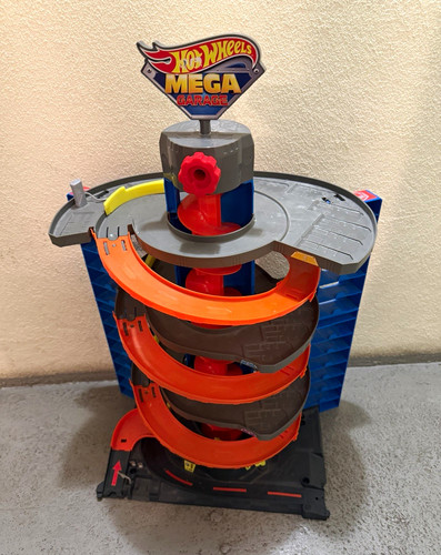 Hot wheels mega - hot,